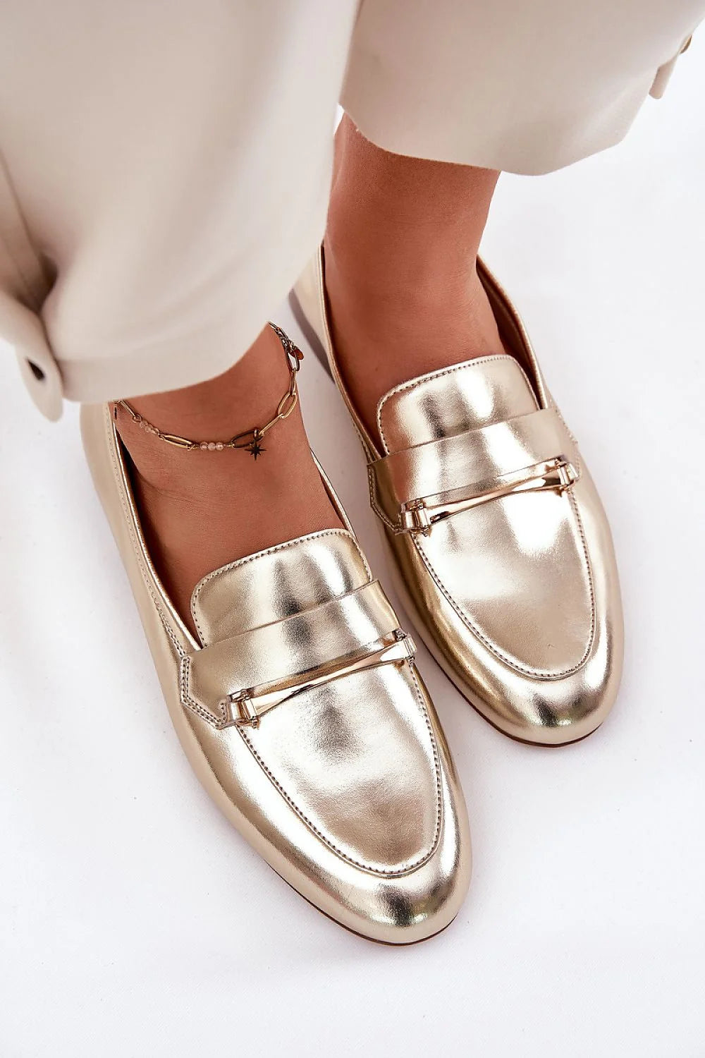 Maciejka mocassins femme cuir verni brillant mors métallique doré bout arrondi semelle cuir confortable talon bas