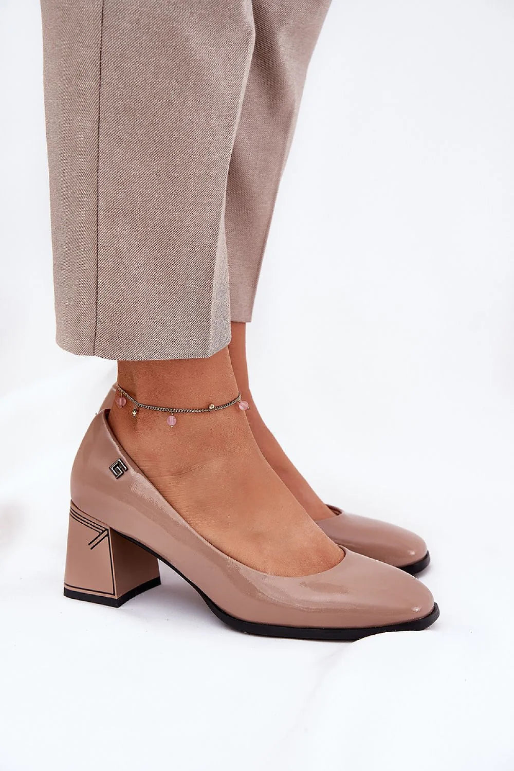 Escarpins élégants cuir verni beige taupe talon bloc 4-5 cm femmes confortables soirée travail
