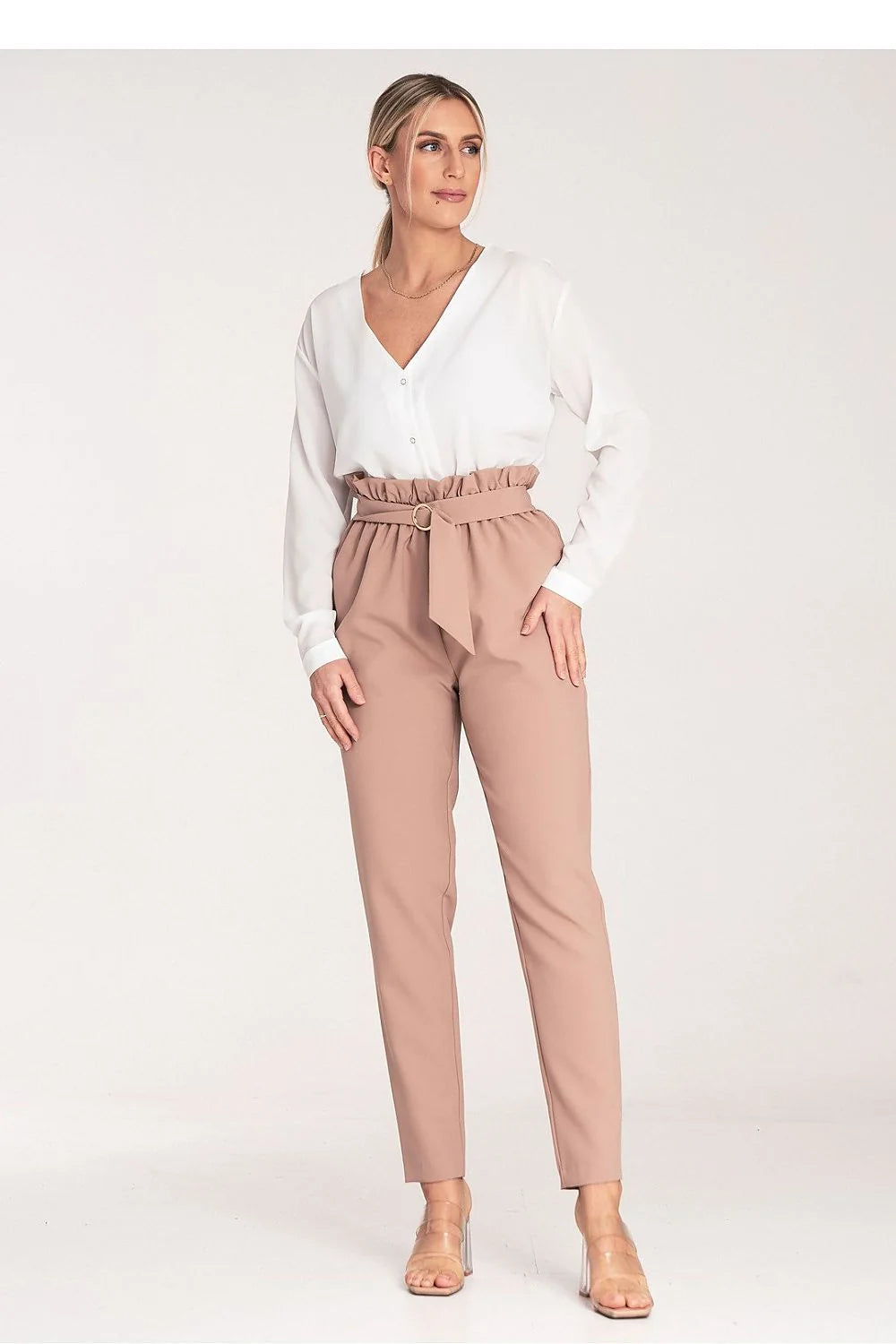 Pantalon femme élégant moderne couleur beige-rose taille haute ceinture boucle dorée coupe ajustée jambe longue