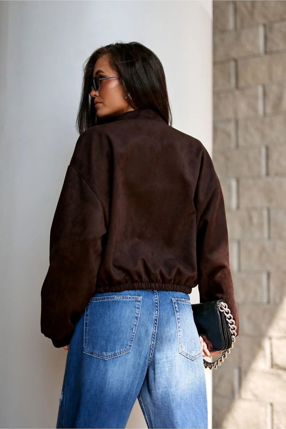 bomber femme suédine marron foncé oversize courte boxy fermeture éclair argentée col rond manches bouffantes ourlet élastiqué poches plaquées grandes