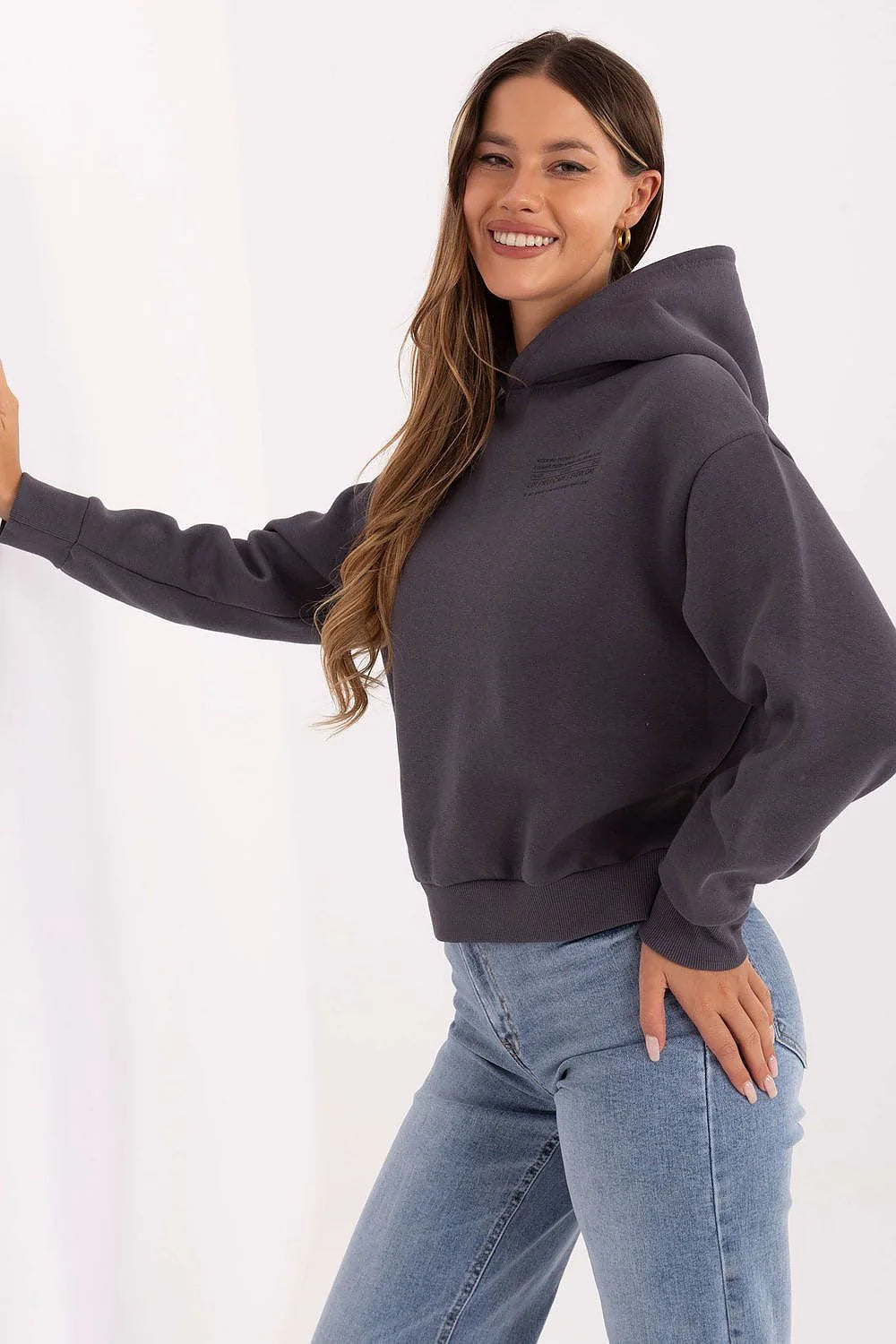 sweat capuche femme oversized court molleton coton polyester gris anthracite coupe boxy bordcôte poignets manches longues tombantes imprimé tonal discret