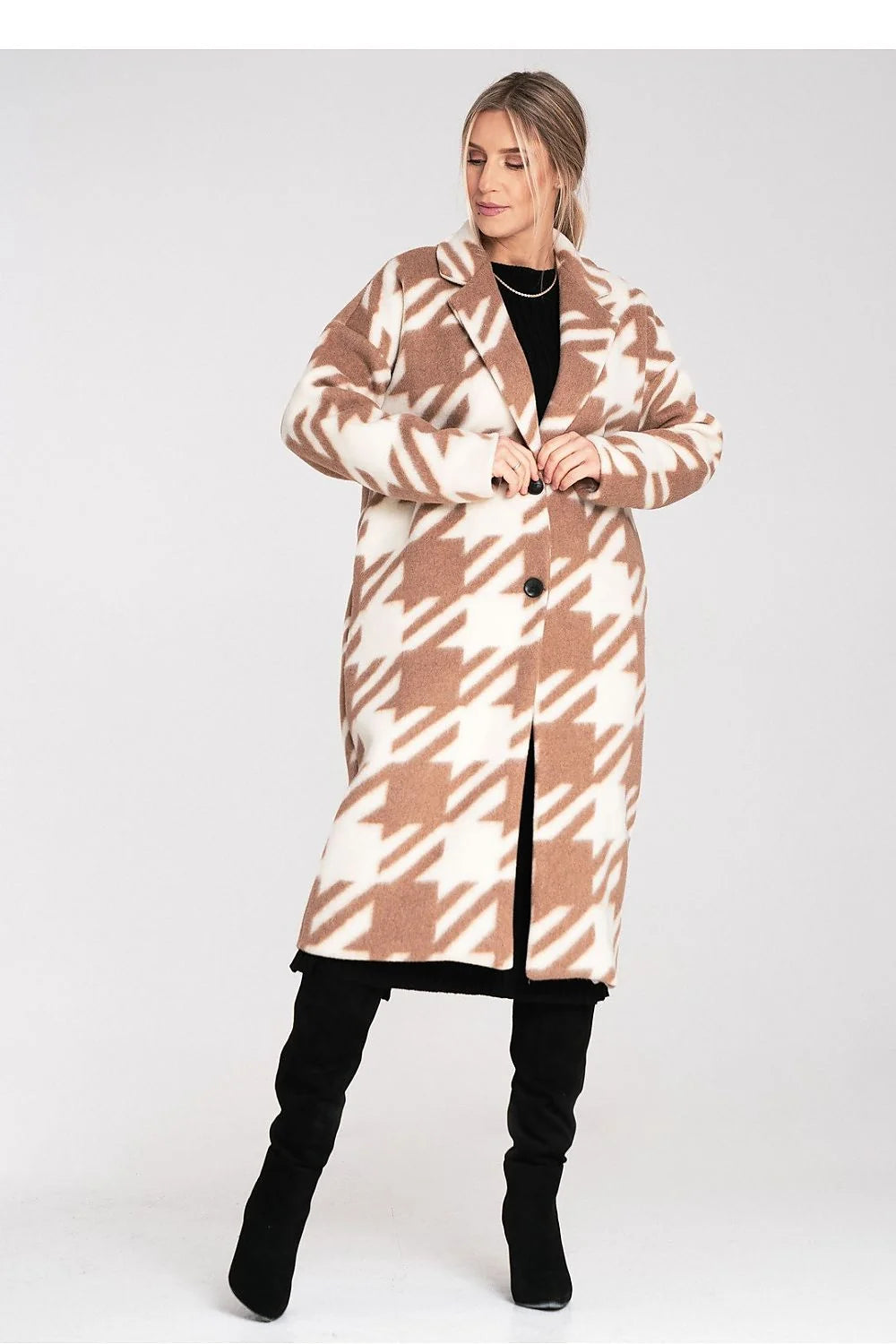 manteau long femme oversize midi pieddepoule beige lainage épais col cranté épaules tombantes boutons contrastants poches latérales fente coupe droite