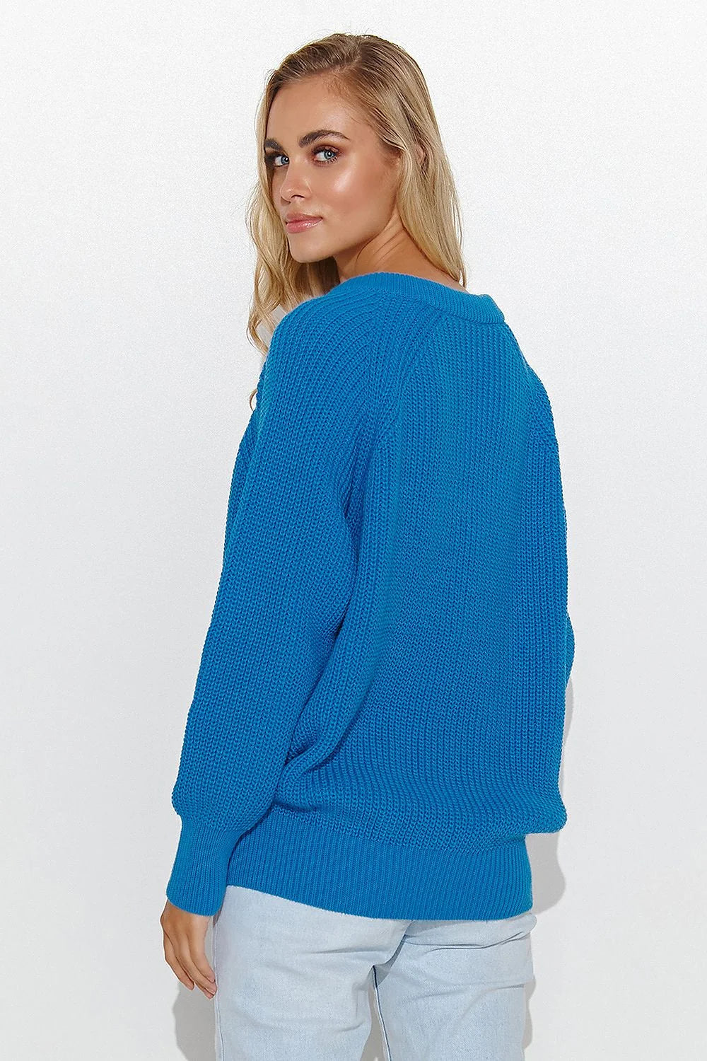 Pull-over féminin en maille torsadée couleur bleu éclatant coupe ample col en V manches longues finitions côtelées femmes mode automne hiver