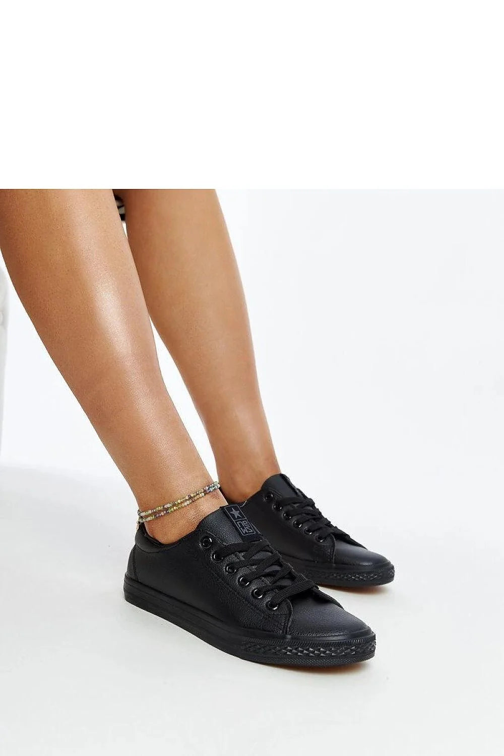 baskets noires similicuir basses urbaines femmes modernes minimalistes lacées grainées œillets métalliques semelle caoutchouc confortables polyvalentes bout arrondi