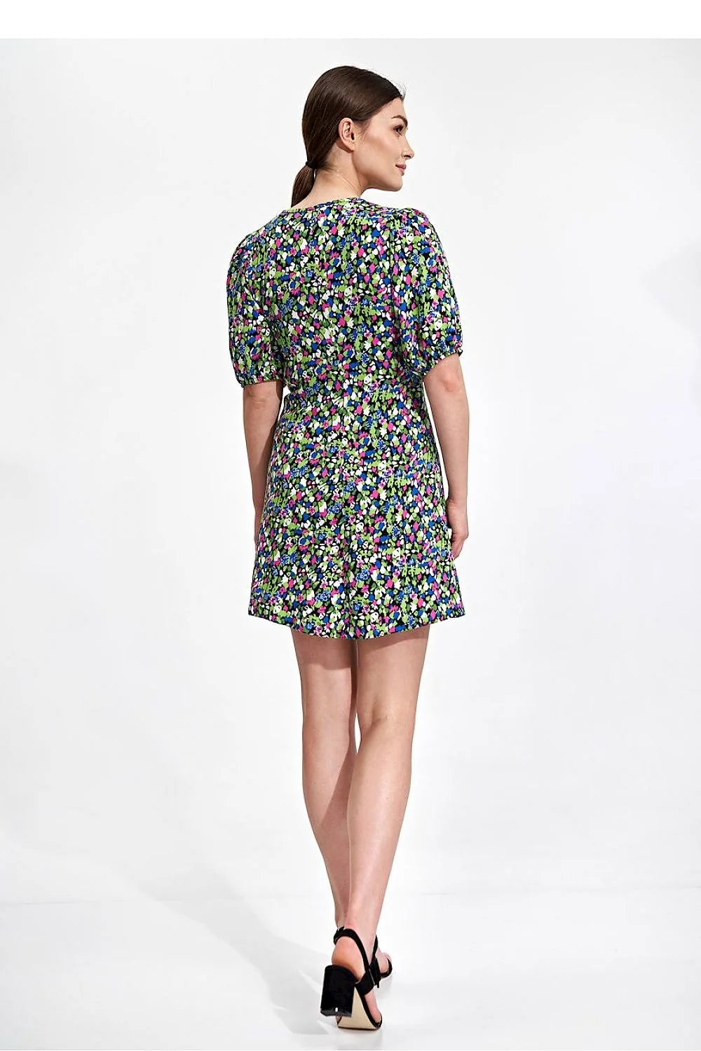 robe été fleurie imprimée multicolore fond noir encolure V manches bouffantes courtes coupe trapèze évasée viscose fluide légère femme