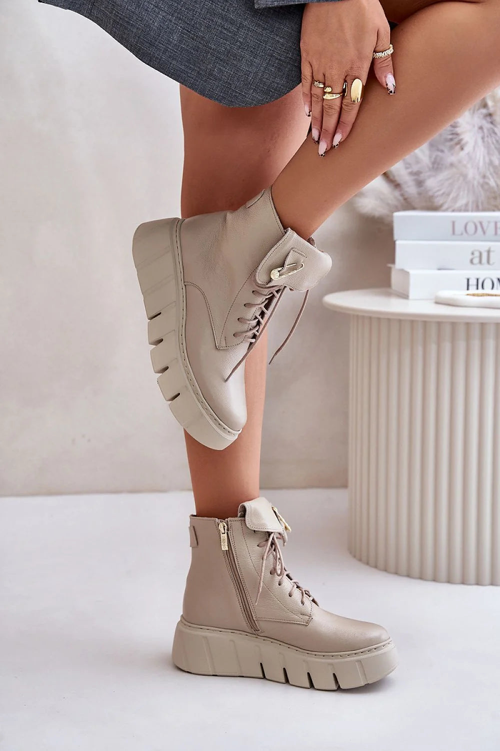 Bottes cothurnes en cuir beige clair pour femme, style moderne, talon compensé, zip doré, confort et durabilité, mode élégante, occasion多种