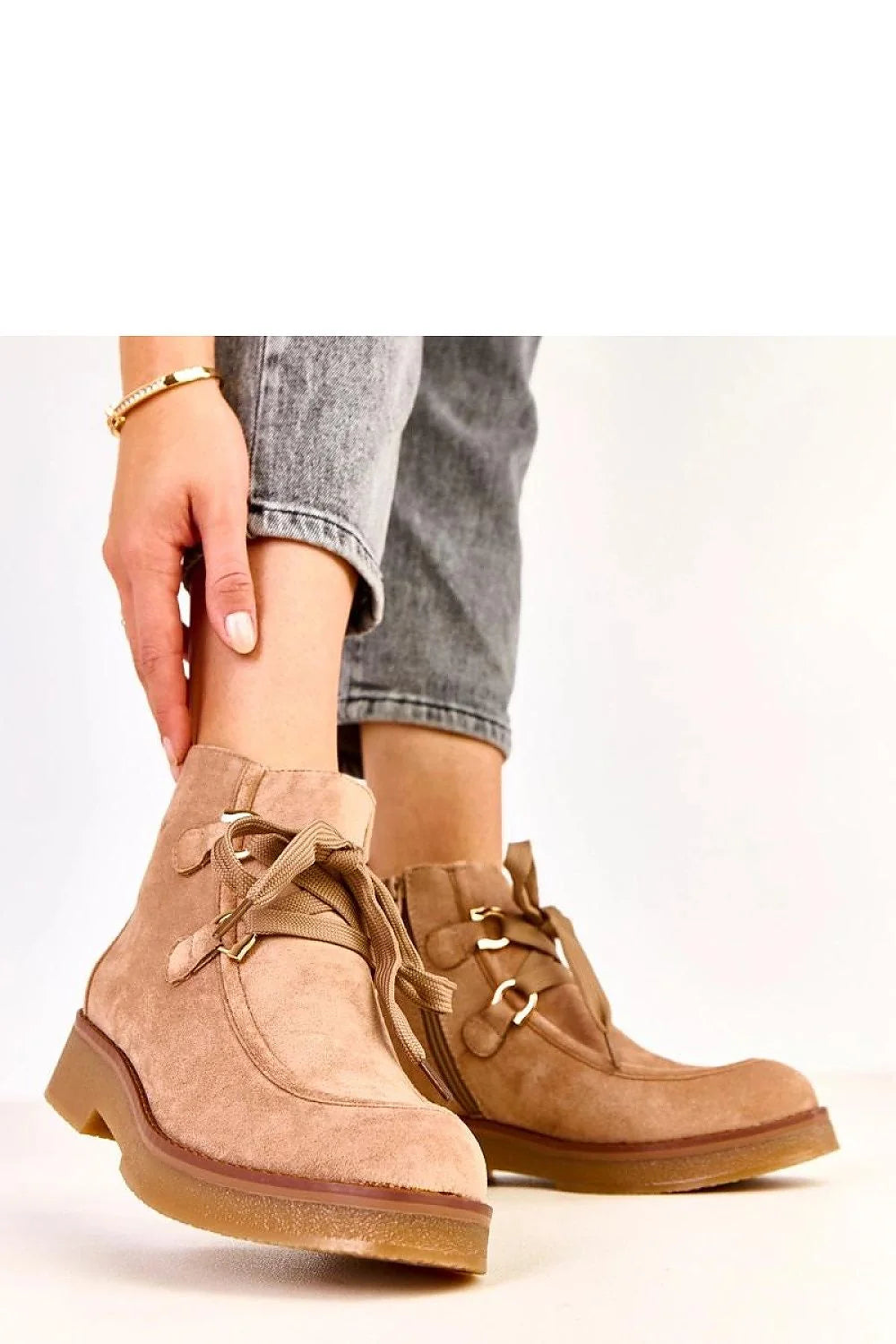 bottines cheville femme suède écologique beige rosé doublées chaudes confortables bout rond semelle crêpe talon 4cm lacets anneaux dorés zip