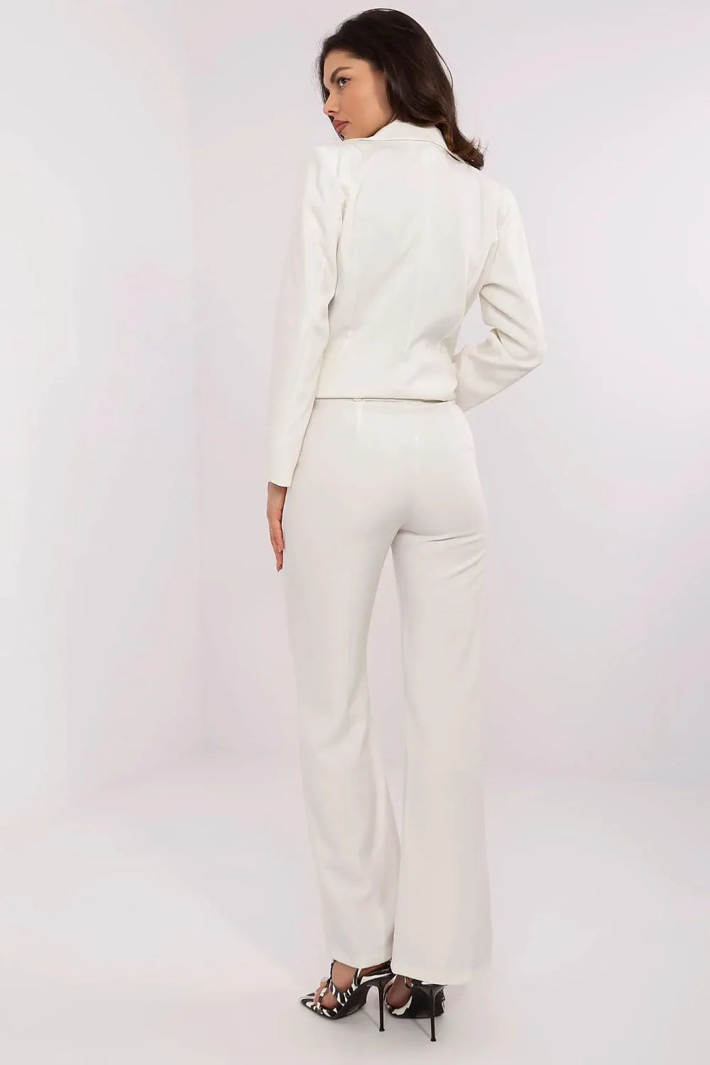 ensemble femme blazer blanc cassé droite structuré manches longues pantalon taille haute jambes larges ceinture boucle assortie haut ajusté noir