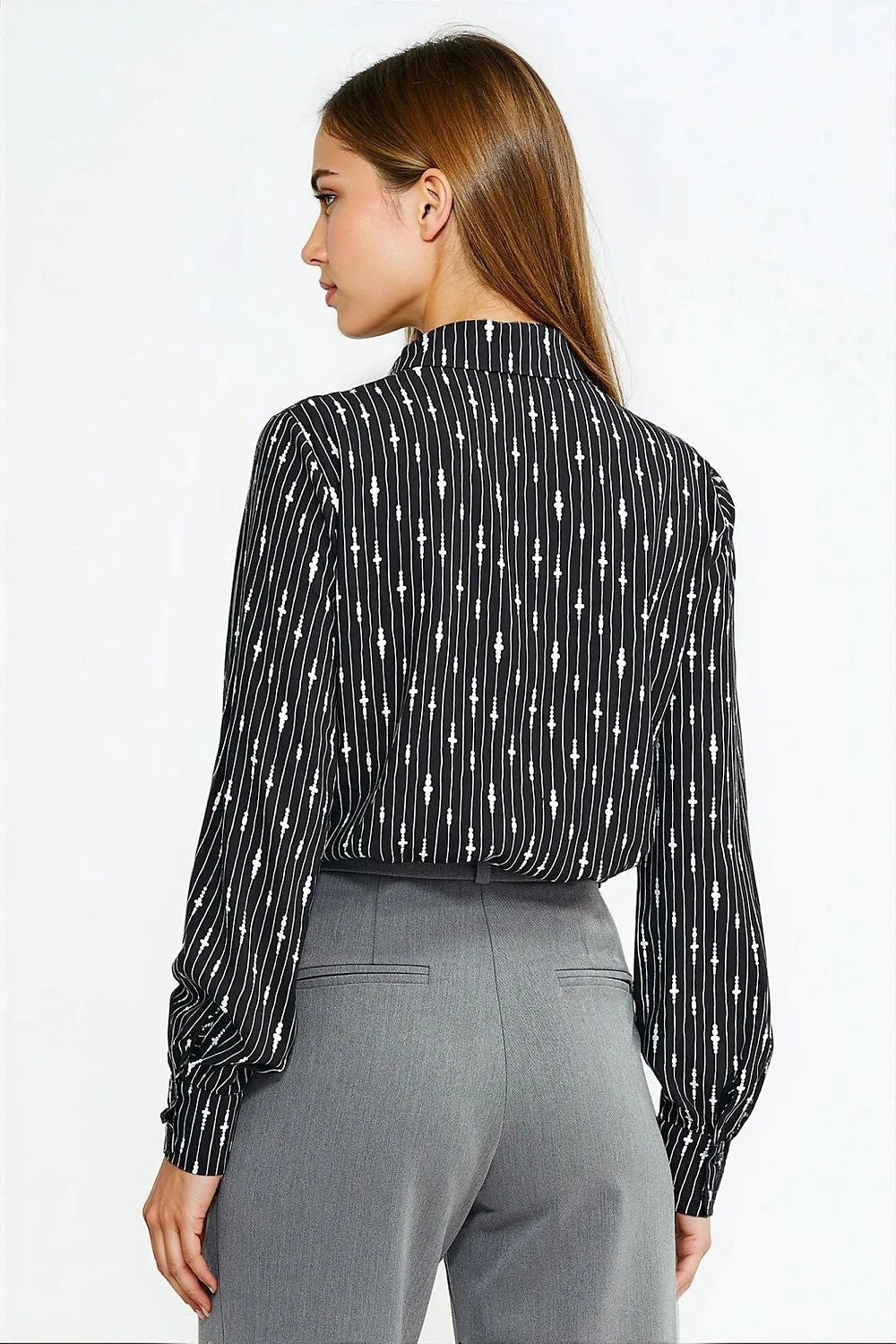 chemise manches longues viscose fluide noir imprimé fines rayures verticales col lavallière noué coupe cintrée poignets boutonnés élégante