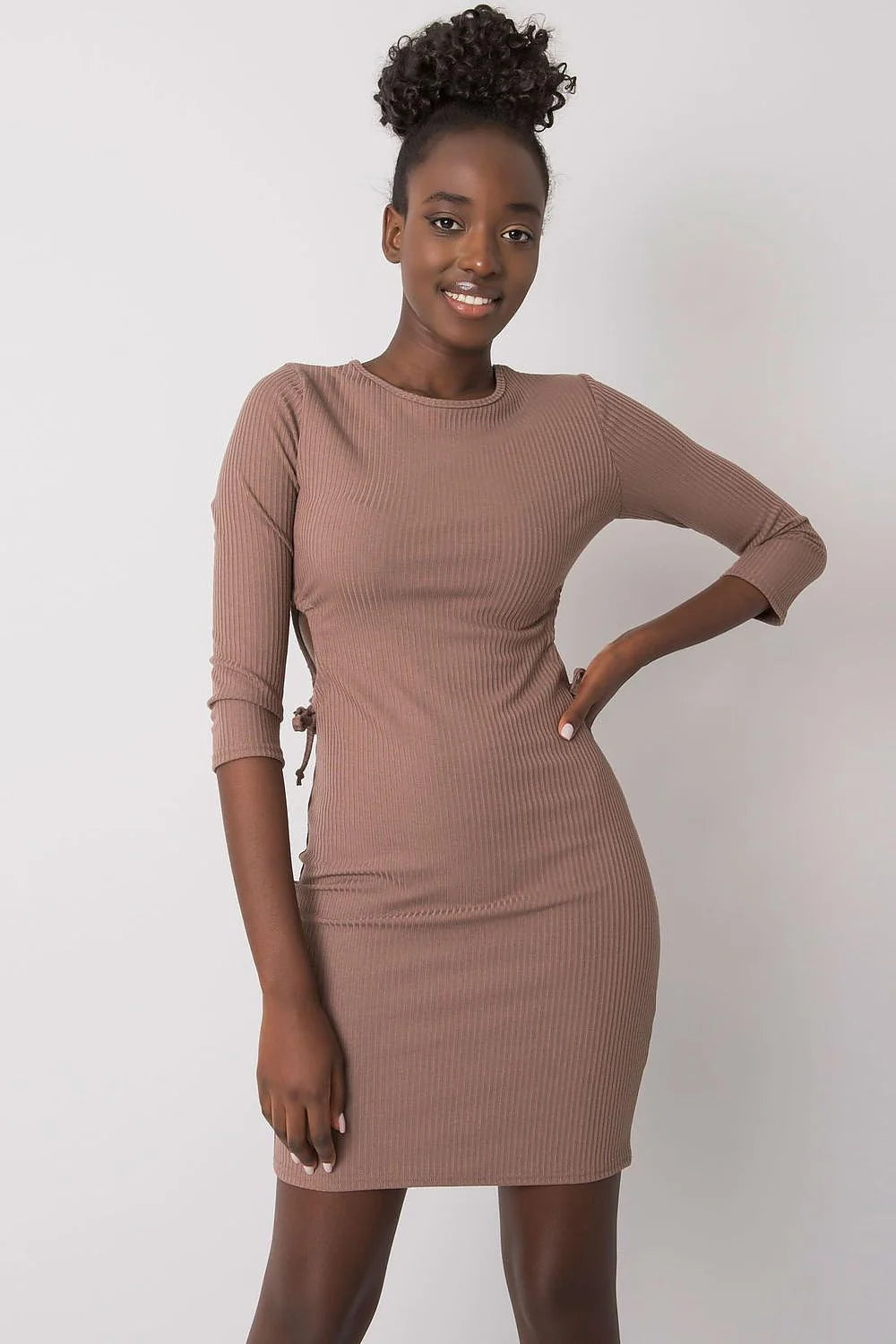 Robe Lakerta jour féminine ajustée silhouette tissu côtelé coton élasthanne confortable manches 3/4 col rond lacing décoratif brun taupe femme