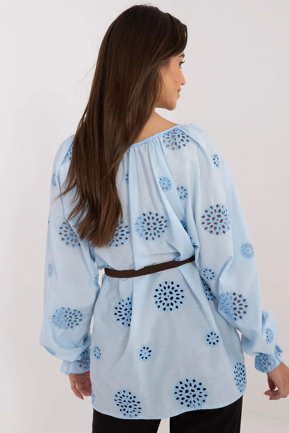 Chemisier femme design boho aéré tissu coton bleu clair motifs broderie anglaise manches longues élastiquées encolure nouée ceinture cuir marron