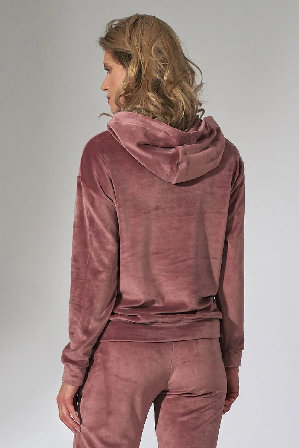 Ensemble loungewear femme velour rose doux coupe ample confortable style décontracté cocooning moderne élégant