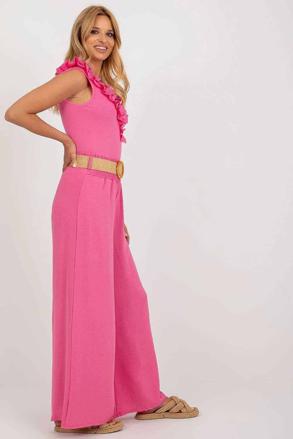 Combinaison femme élégante rose vif sans manches décolleté V volants encolure ceinture tressée bois jambes larges sandales été