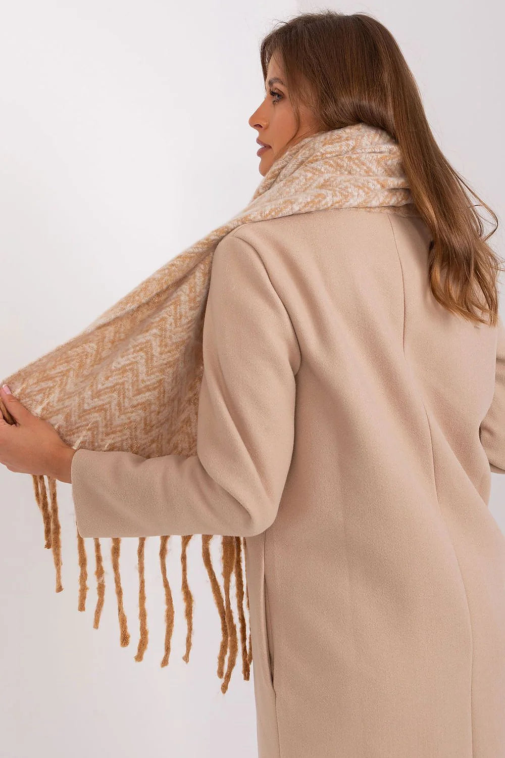 écharpe laine mérinos oversize franges longues irrégulières maille brossée moelleuse chaude cocooning motif chevrons beige camel ample volumineuse chic bohème