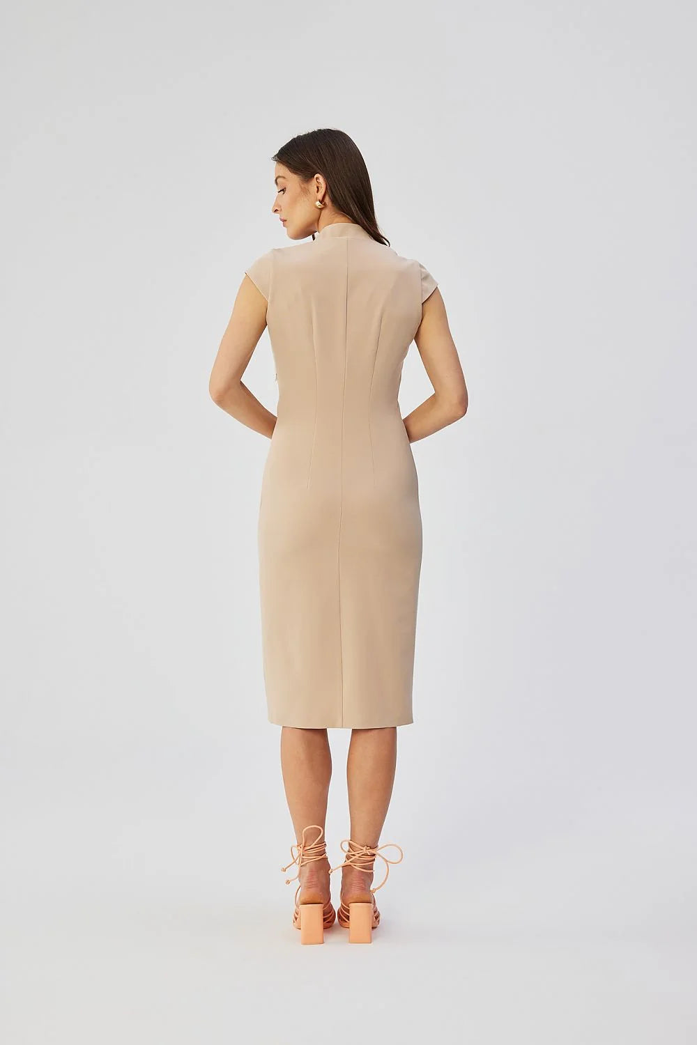 robe midi beige fourreau ajustée silhouette structurée colV manchescourtes fenteavant tissu lisse gainant couturesverticales artisanale polonaise élégante polyvalente