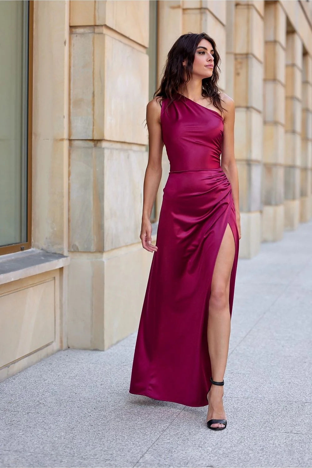 Robe longue soirée élégante en satin rouge bordeaux épaule nue asymétrique fente jambe taille ajustée femme