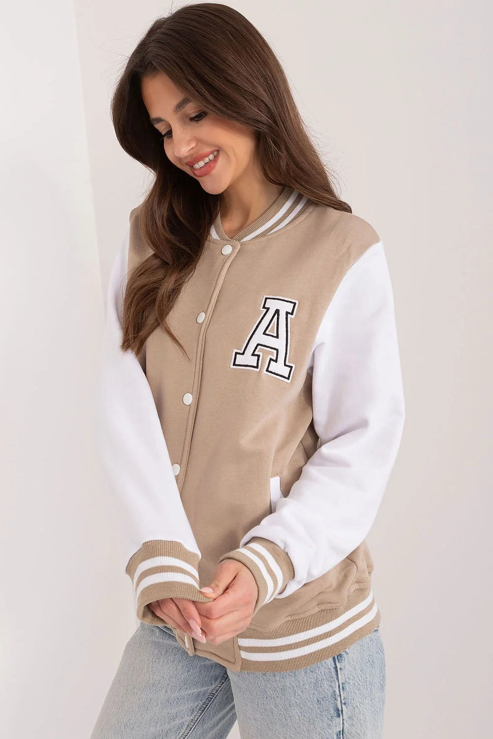 Veste universitaire pour femme beige manches blanches rayures contrastantes style sport chic