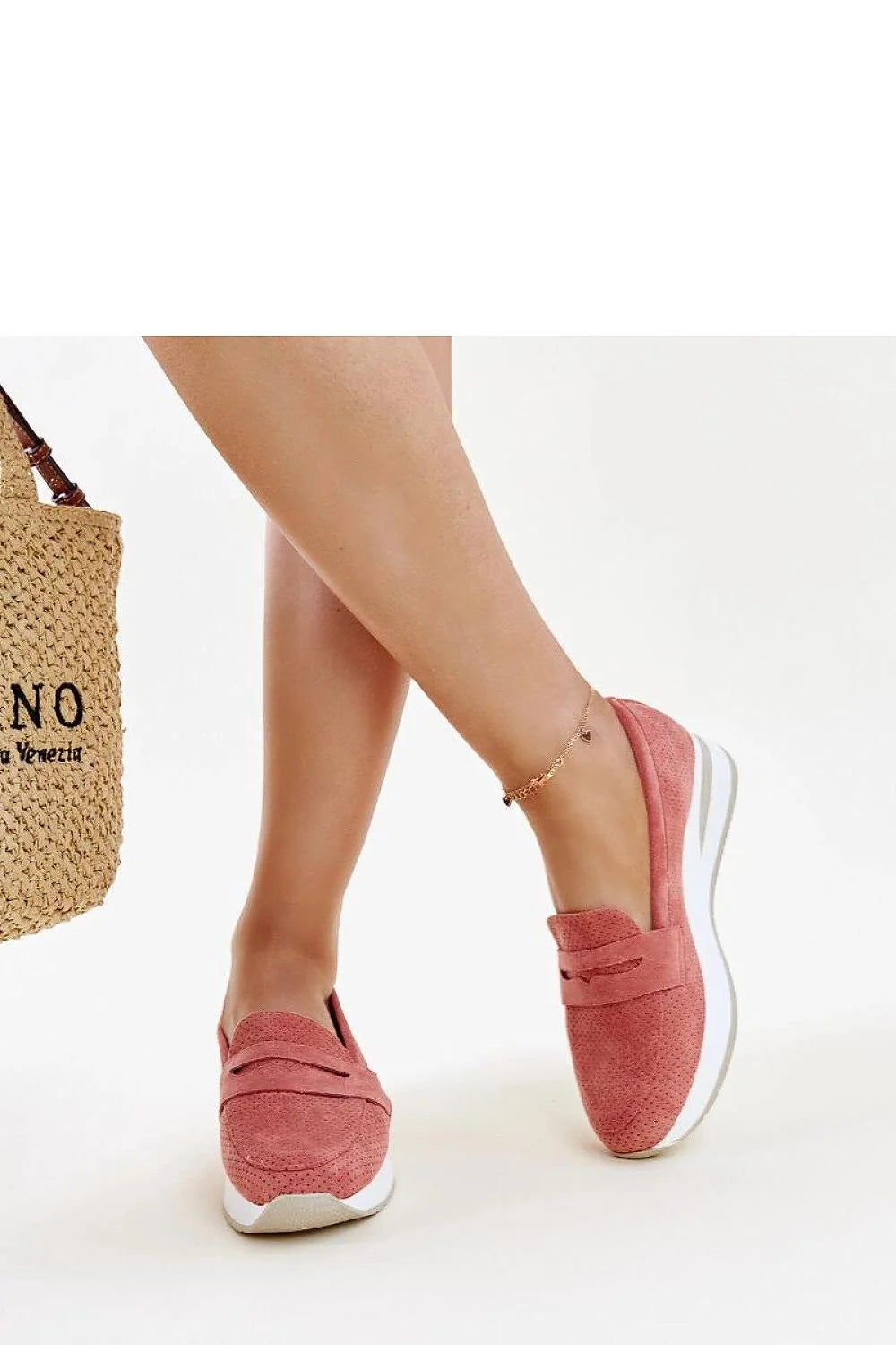 Mocassins femmes design moderne élégant suède compensée rose saumon semelle blanche perforations bout rond
