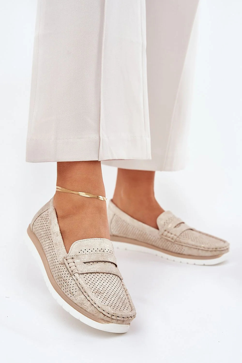 mocassins femme élégants décontractés beige suédés perforés respirants plateforme blanche légère confortables semelle penny bride bout cousu surpiqûres douce