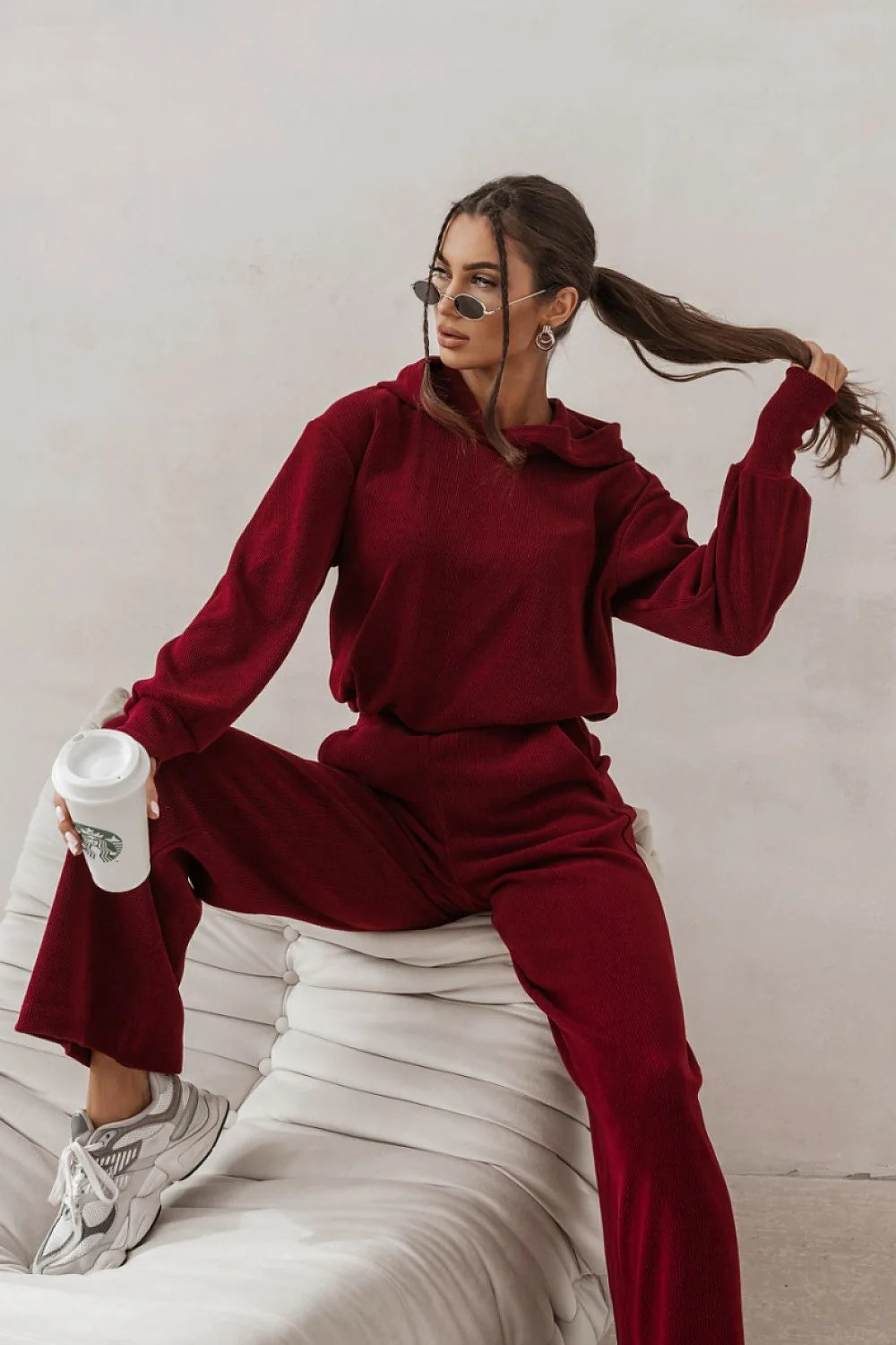 ensemble HOPE bordeaux sweat capuche maille côtelée manches bouffantes poignets côtelés pantalon large taille haute élastique matière douce extensible coupe