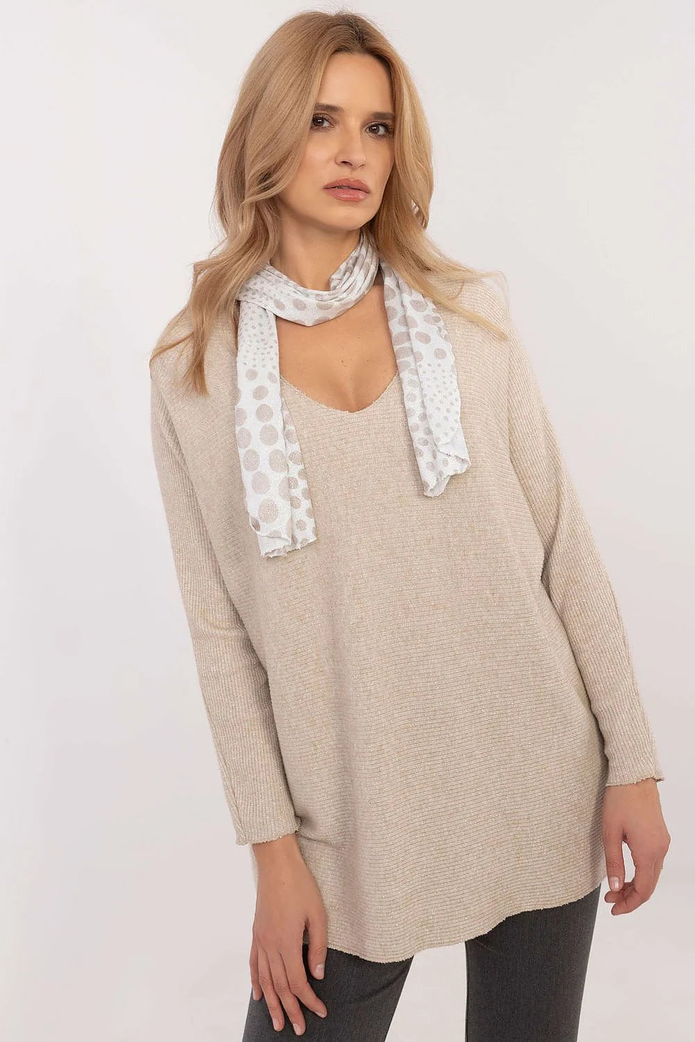 Pull-over femme style Italie Moderne, matelassé, viscose élasthanne, coupe ajustée, encolure en V, manches longues, beige neutre, écharpe motif pois gris