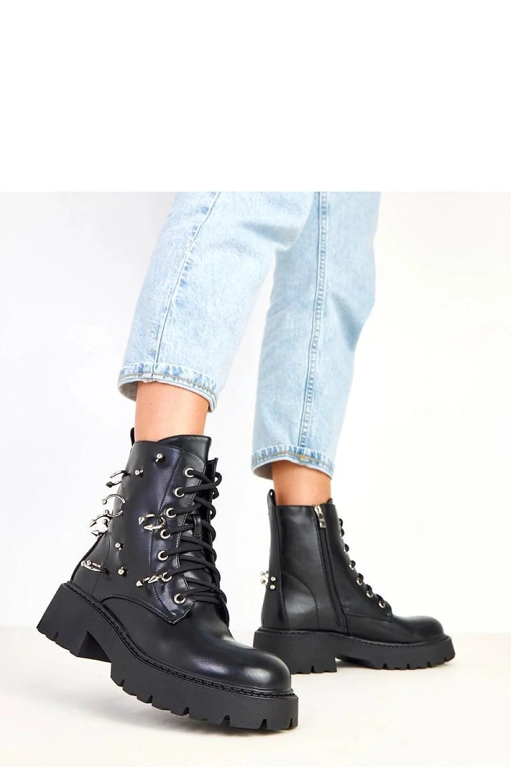 bottines femme biker noir cuirsynthétique bouclesdécoratives doubleboucle fermetureéclair lacets semellecrantée plateforme talon5cm tige15cm boutrond ornementsmétalliques oeilletsrivets anneauxargentés confortables antidérapantes robustes
