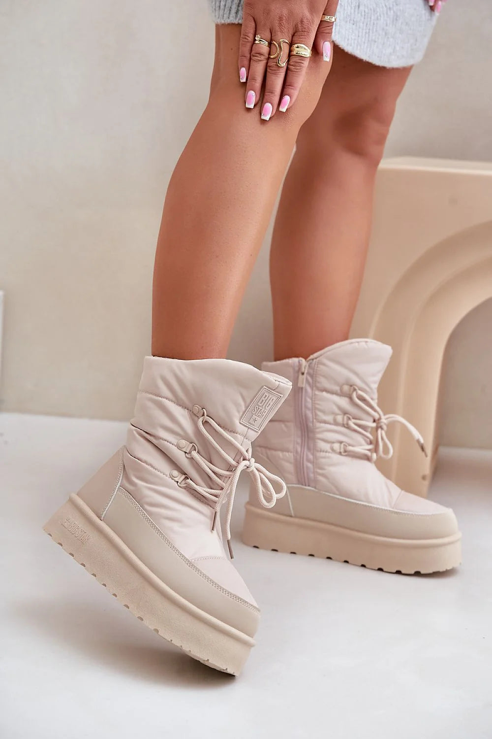 Bottes de neige pour femmes design moderne style casual coupe montante matériau nylon matelassé semelle caoutchouc fermeture éclair lacets logo fourrure isolation