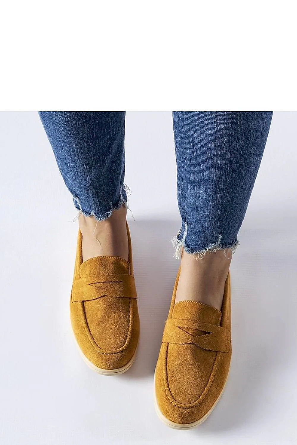 mocassins loafers femme daim suédé moutarde silhouette basse bout arrondi surpiqûres bandeau penny semelle plate beige confortable durable minimaliste