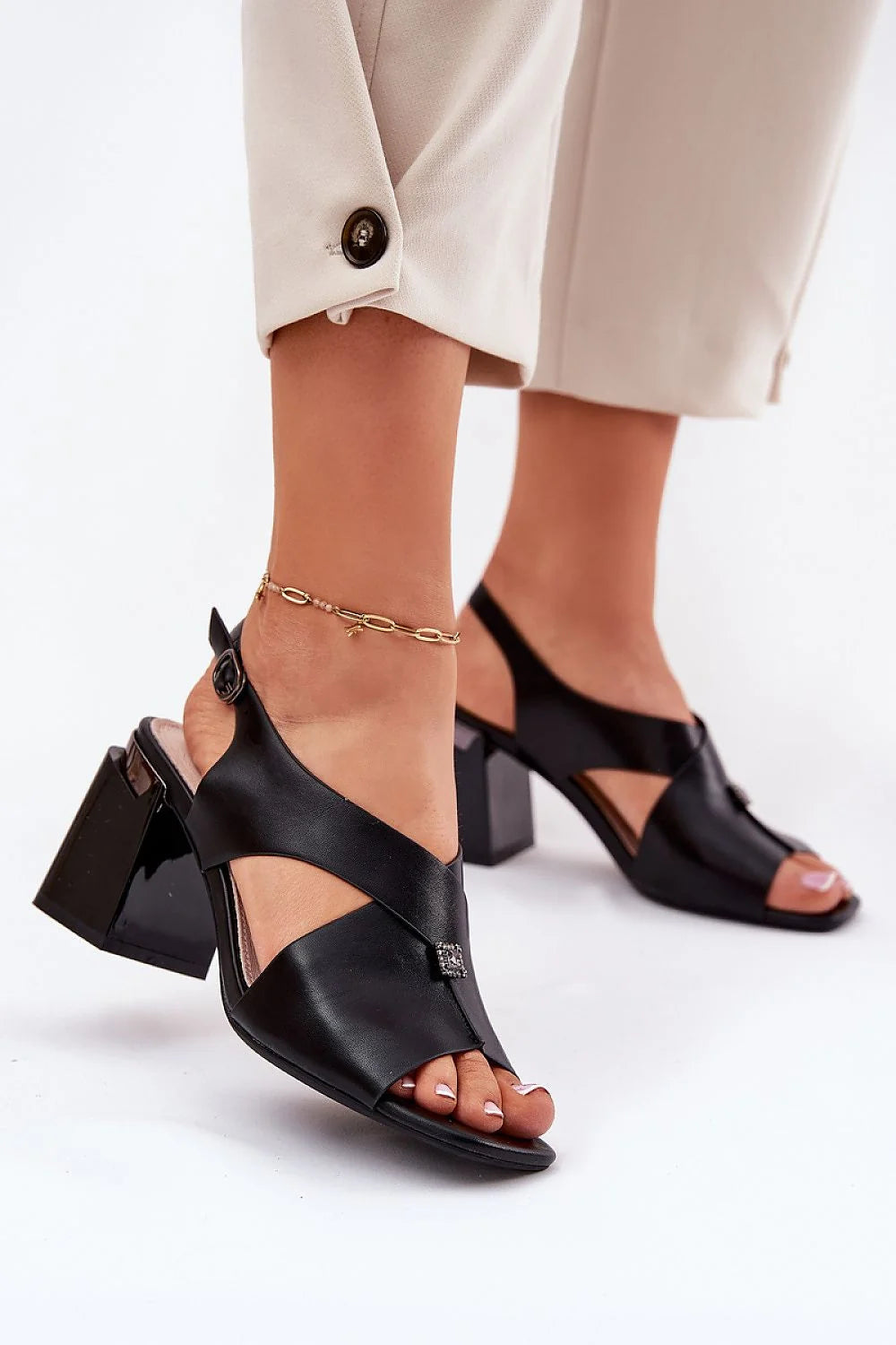Sandales à talons épaisses élégantes Vinceza cuir artificiel noir brides croisées boucle métallique ornement métallique femmes occasionnels estivales mode