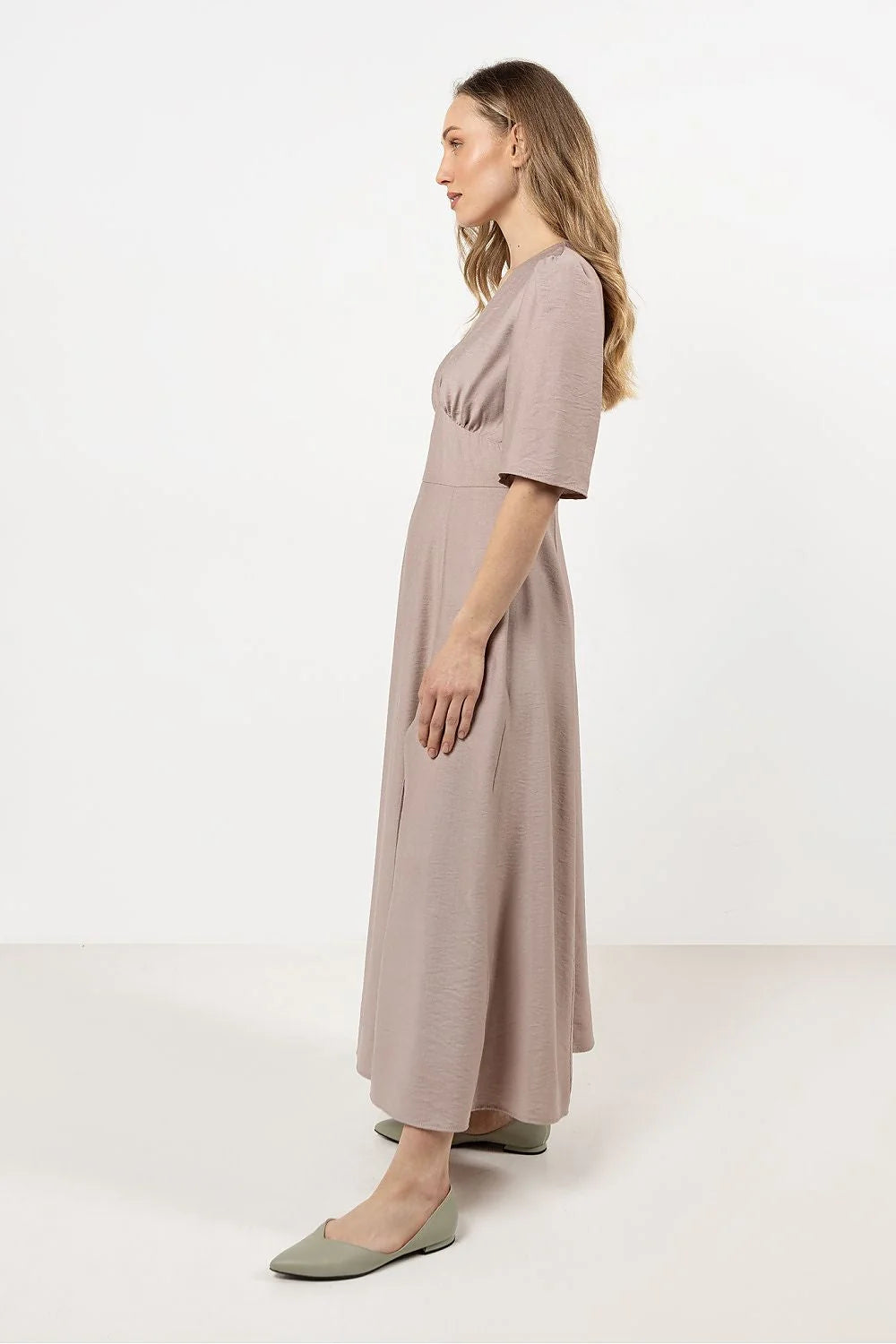 Robe de jour élégante couleur taupe décolleté en V manches mi-longues taille cintrée fente latérale femme