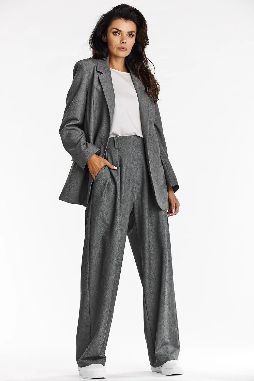 Tailleur femme blazer pantalon gris anthracite coupe classique épaules structurées bouton unique col à revers