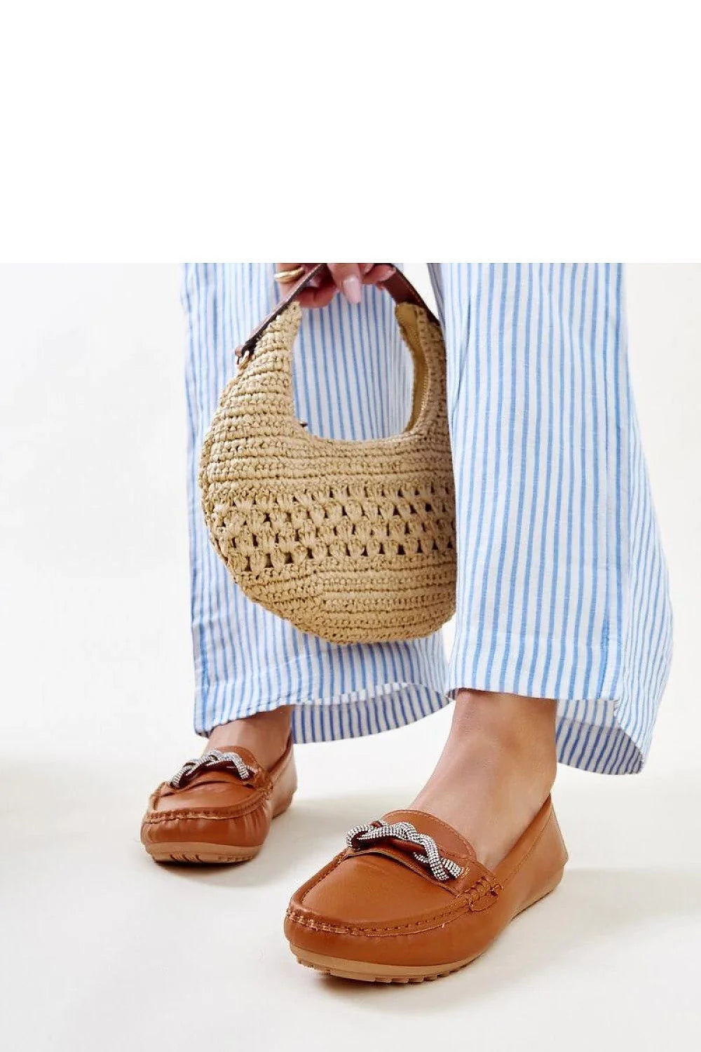 mocassins femme Adiba Solea cuir marron bout rond surpiqûres apparentes chaîne tressée argentée semelle crantée caoutchouc antidérapante confortable