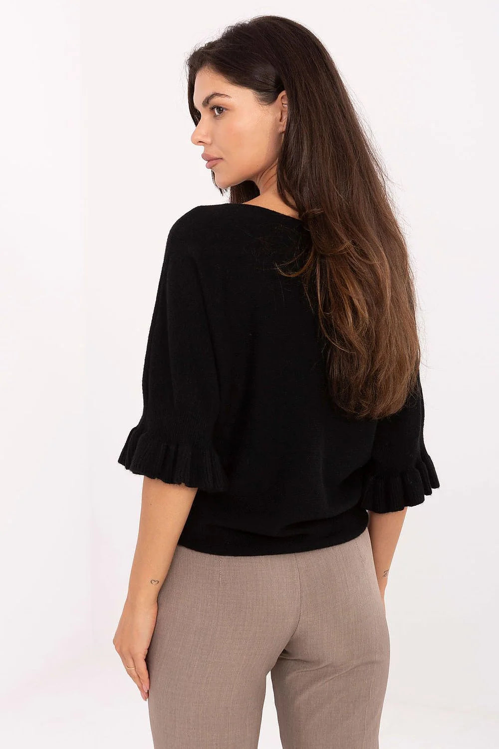 pull femme noir maille fine manches troisquarts volants encolure bateau oversize coupe droite ourlet arrondi côtelé