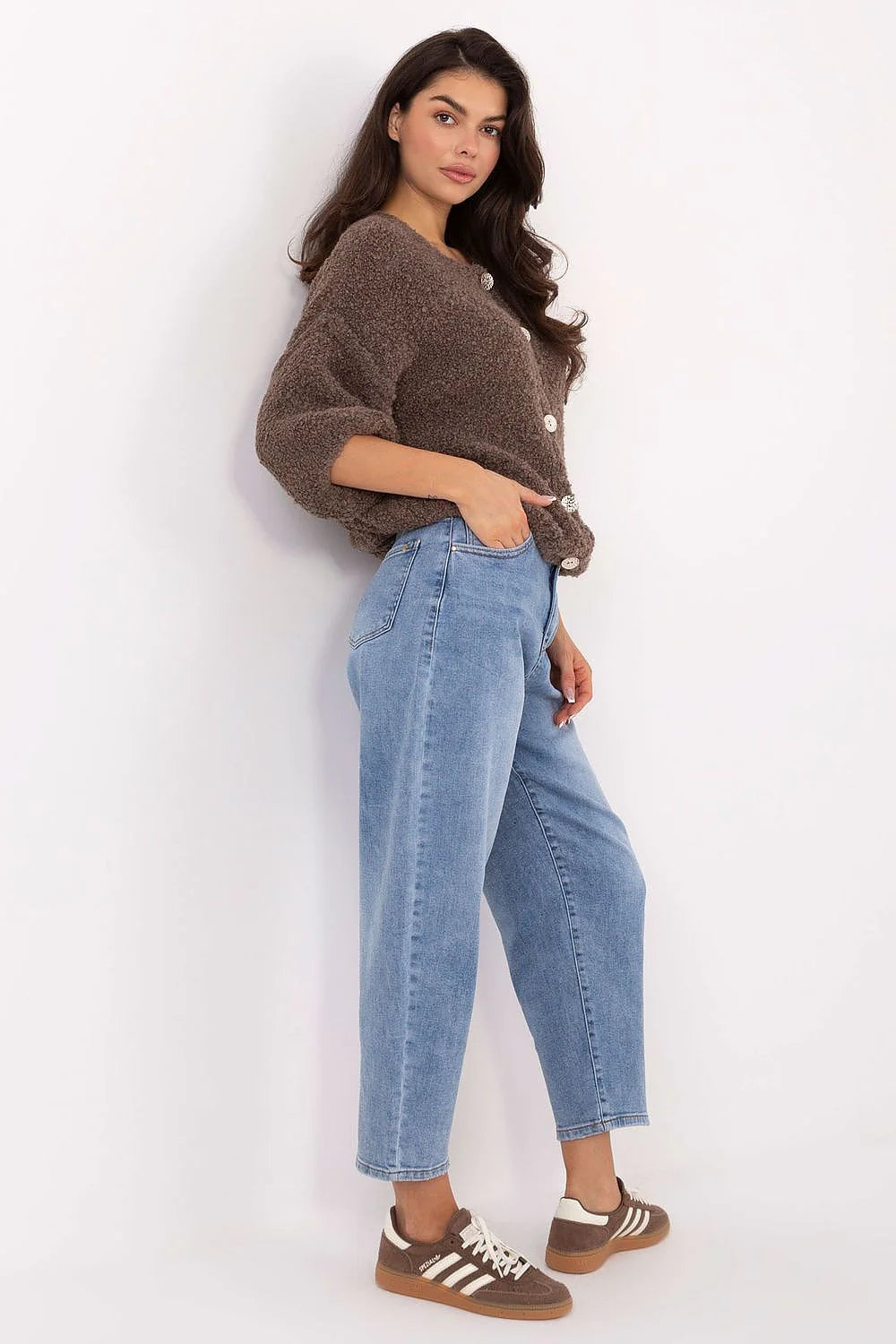 cardigan femme maille bouclée marron chocolat coupe courte oversized manches troisquarts boutonnage central boutons dorés texturés pelucheuse sherpa chaude cocooning