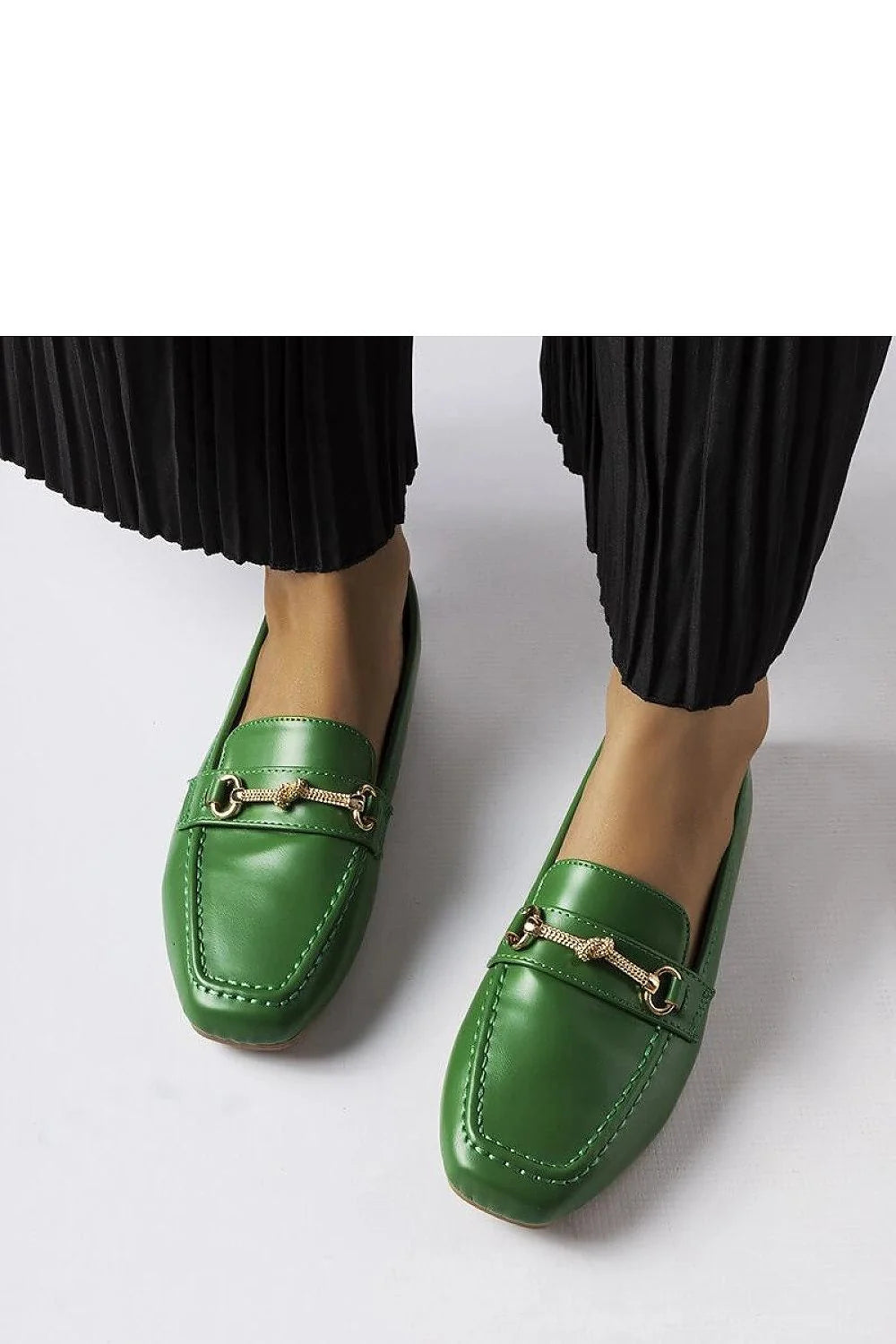 Mocassins pour femmes vert vibrant cuir lisse design élégant style intemporel confortable à enfiler bout carré détails métalliques dorés polyvalents occasion décontractée semi-formelle mode