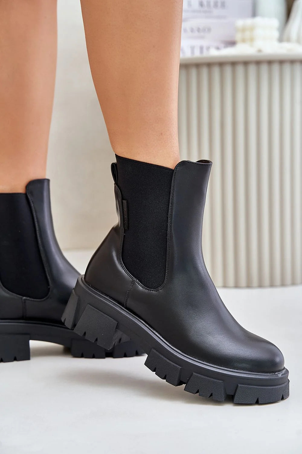 Bottines Chelsea en cuir lisse noir élastiques côtés semelle crantée hauteur 16 cm confortable élégante femmes