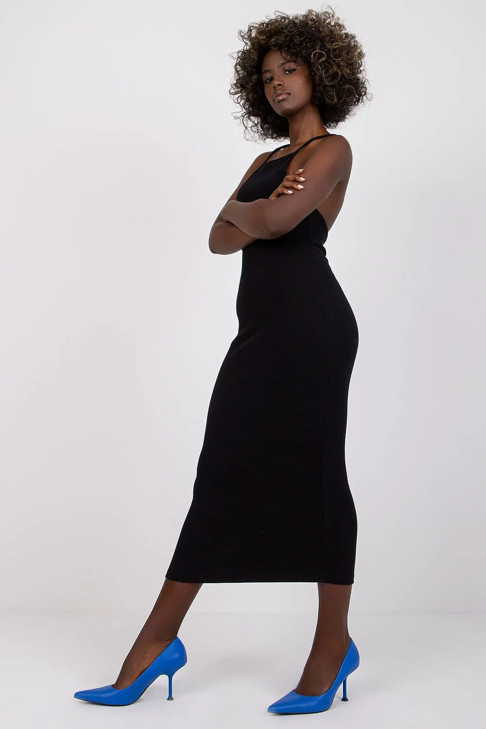 Robe femme élégance fourreau encolure américaine noir jersey ajustée longueur midi bretelles fines occasion
