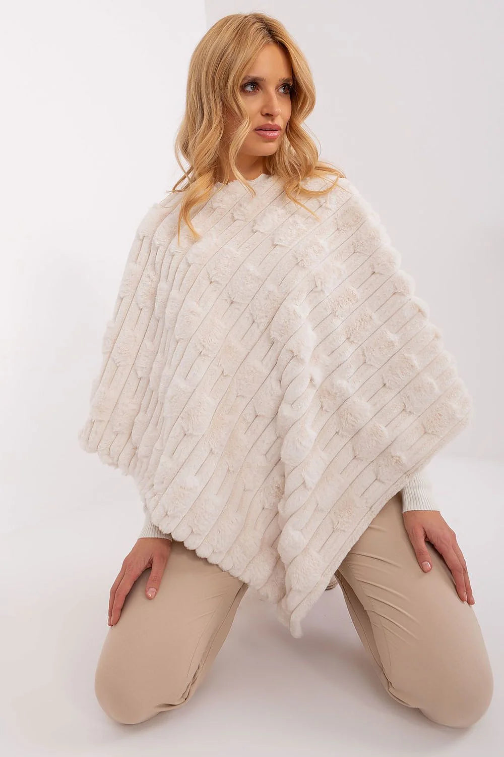 poncho femme cape fausse fourrure ivoire blanc cassé coupe ample courte col rond manches évasées doublure satinée