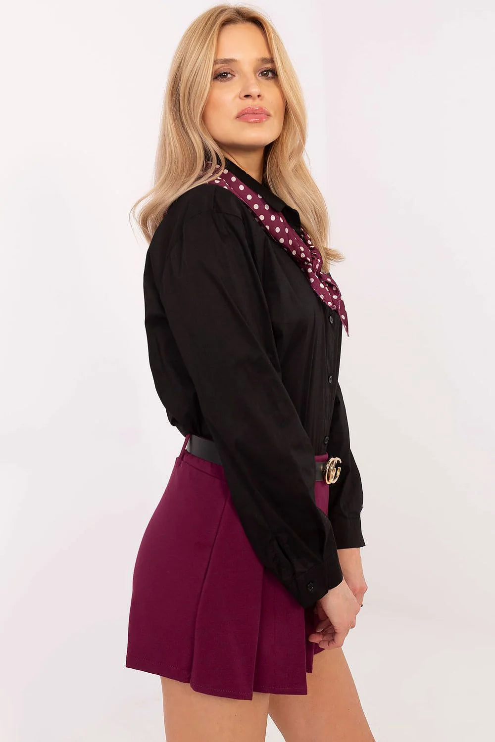 chemise manches longues col classique coton élasthanne noire femme ajustée confortable satinée boutonnée intemporelle élégante versatile sophistiquée moderne