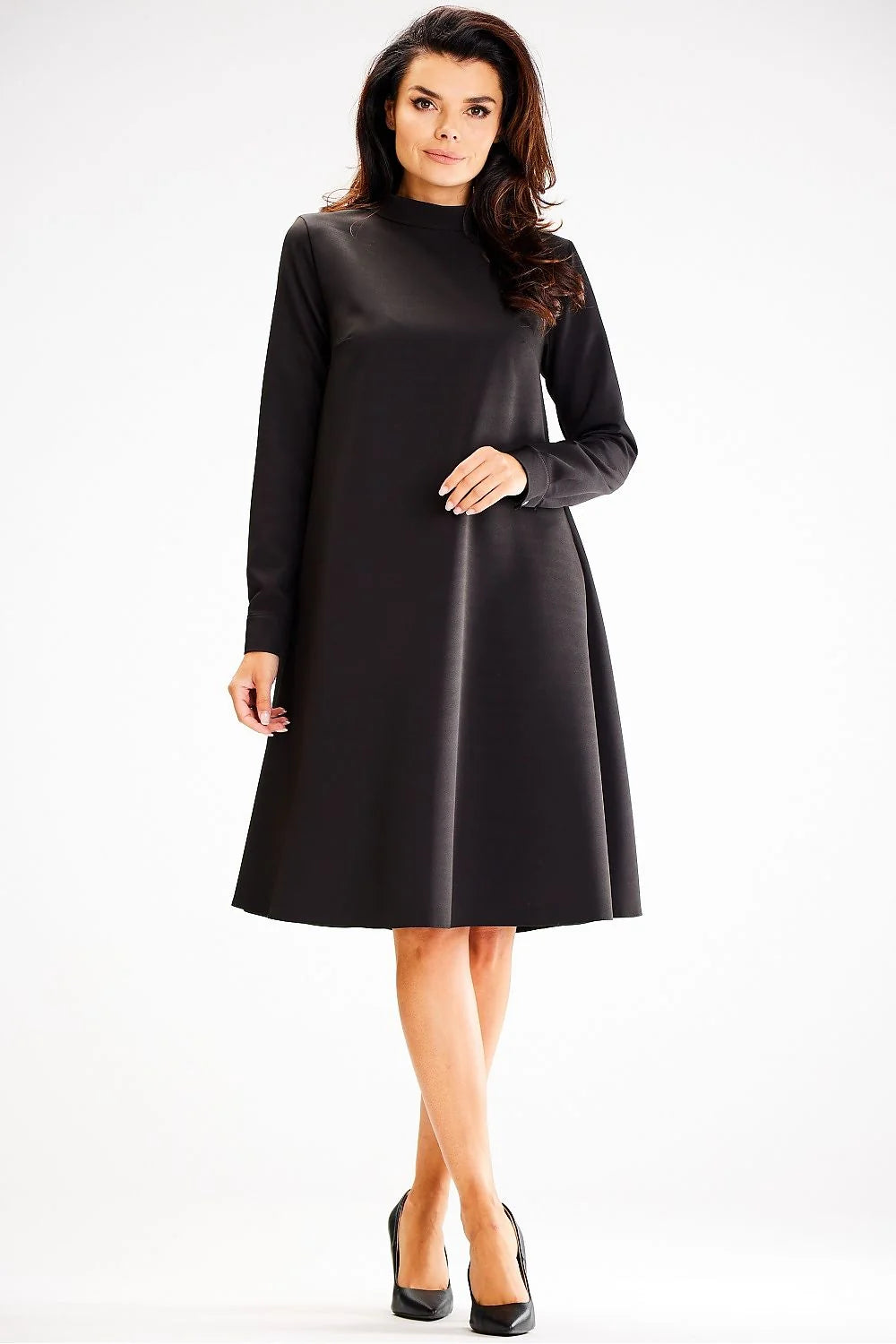 robe noire trapèze mi longue manches longues col montant poignets boutons pressions polyester élasthanne satinée élégante intemporelle fluide polyvalente chic