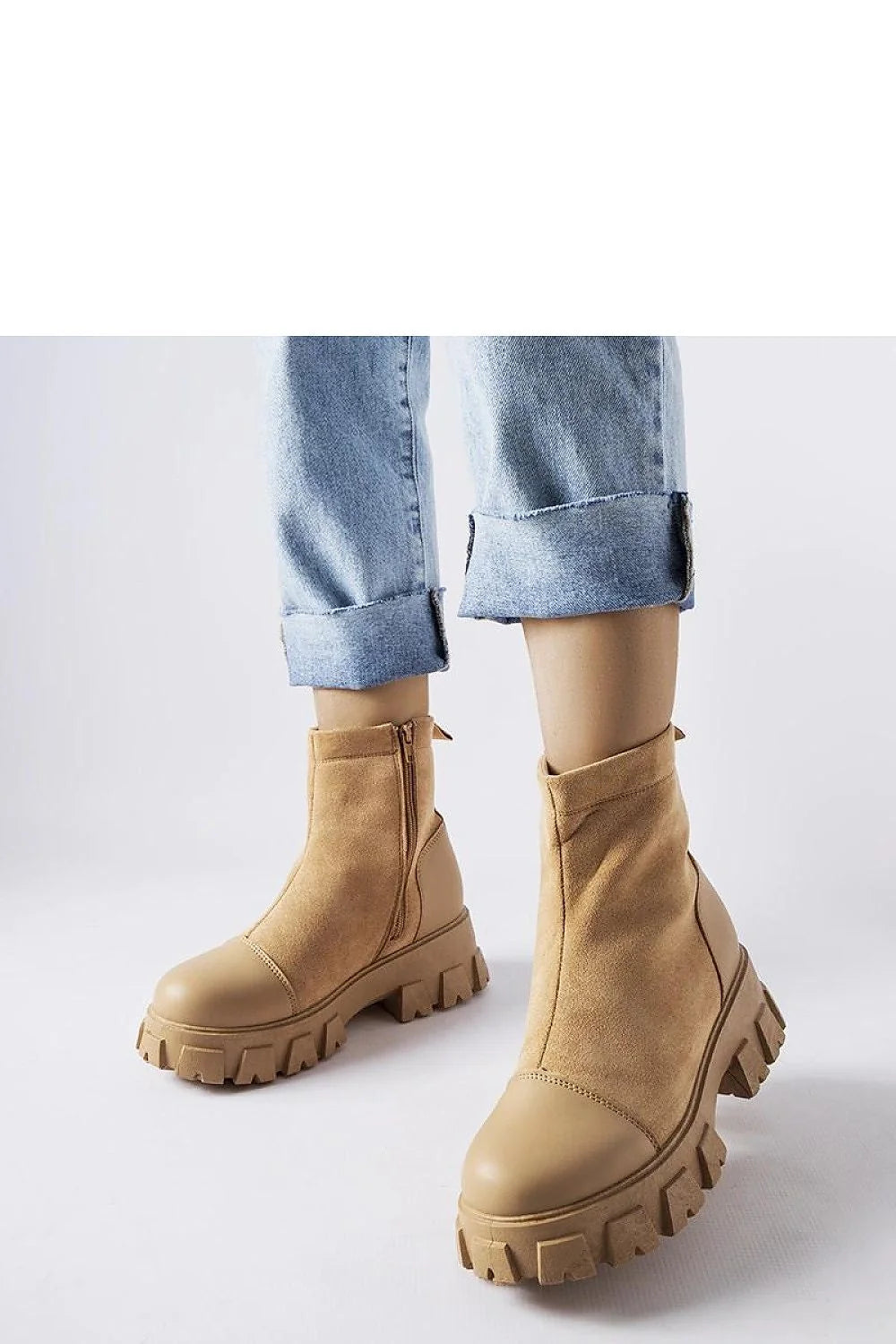 Bottines pour femmes style contemporain robuste tige haute semelle épaisse beige éco-suède zippée détails couture