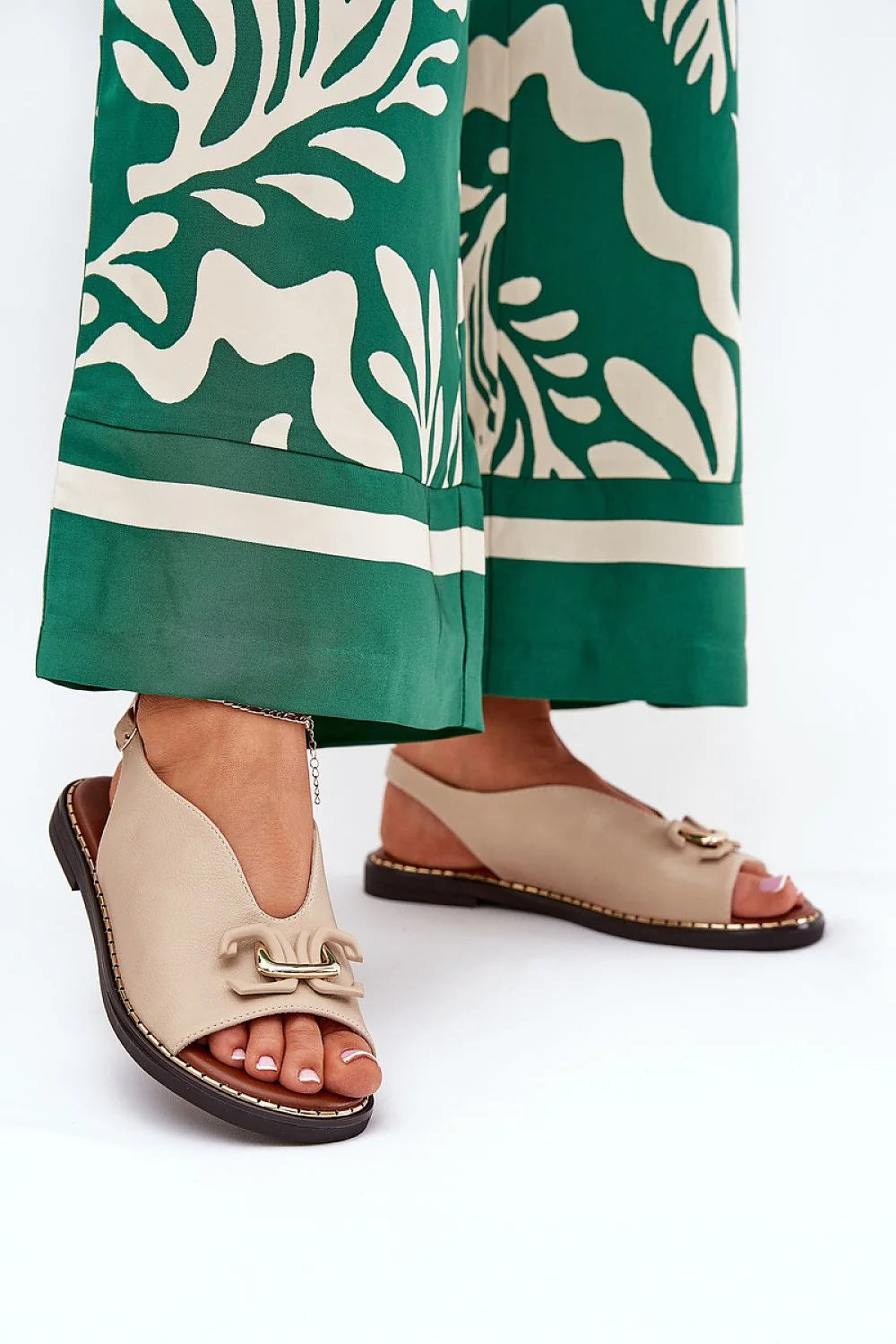 Sandales femmes style ouvert cuir éco-friendly beige décor métal talon plat ajustable confortable élégance été