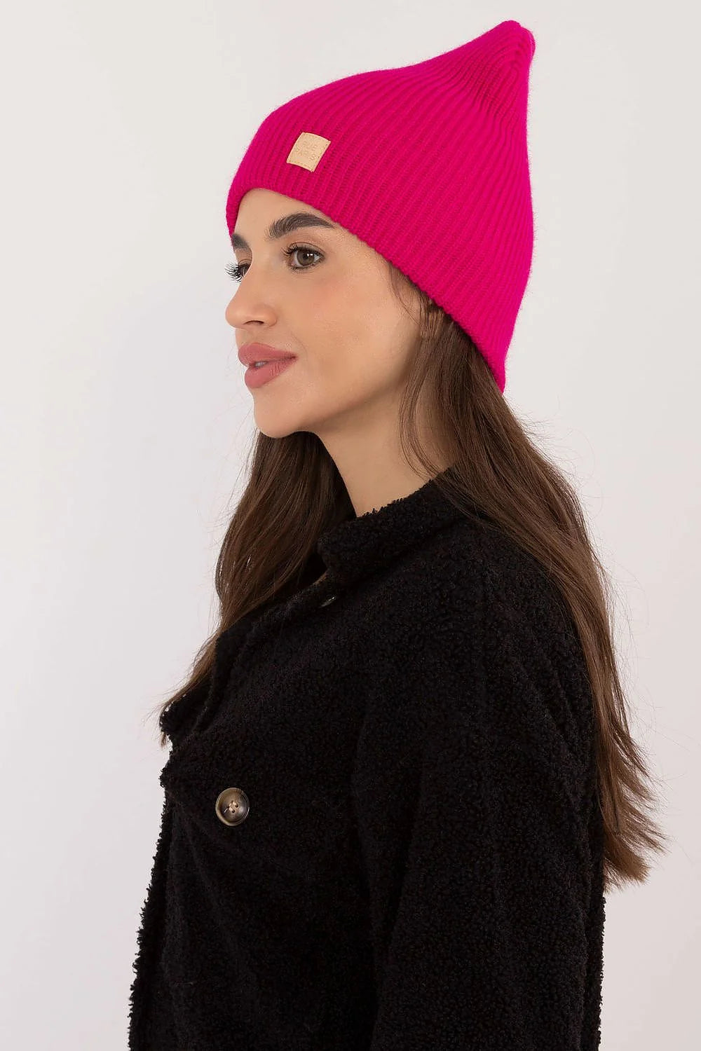 bonnet tricot côtelé rose vif femme slouchy ample chaud extensible maille épaisse revers élégant écusson beige minimaliste urbain isolant durable