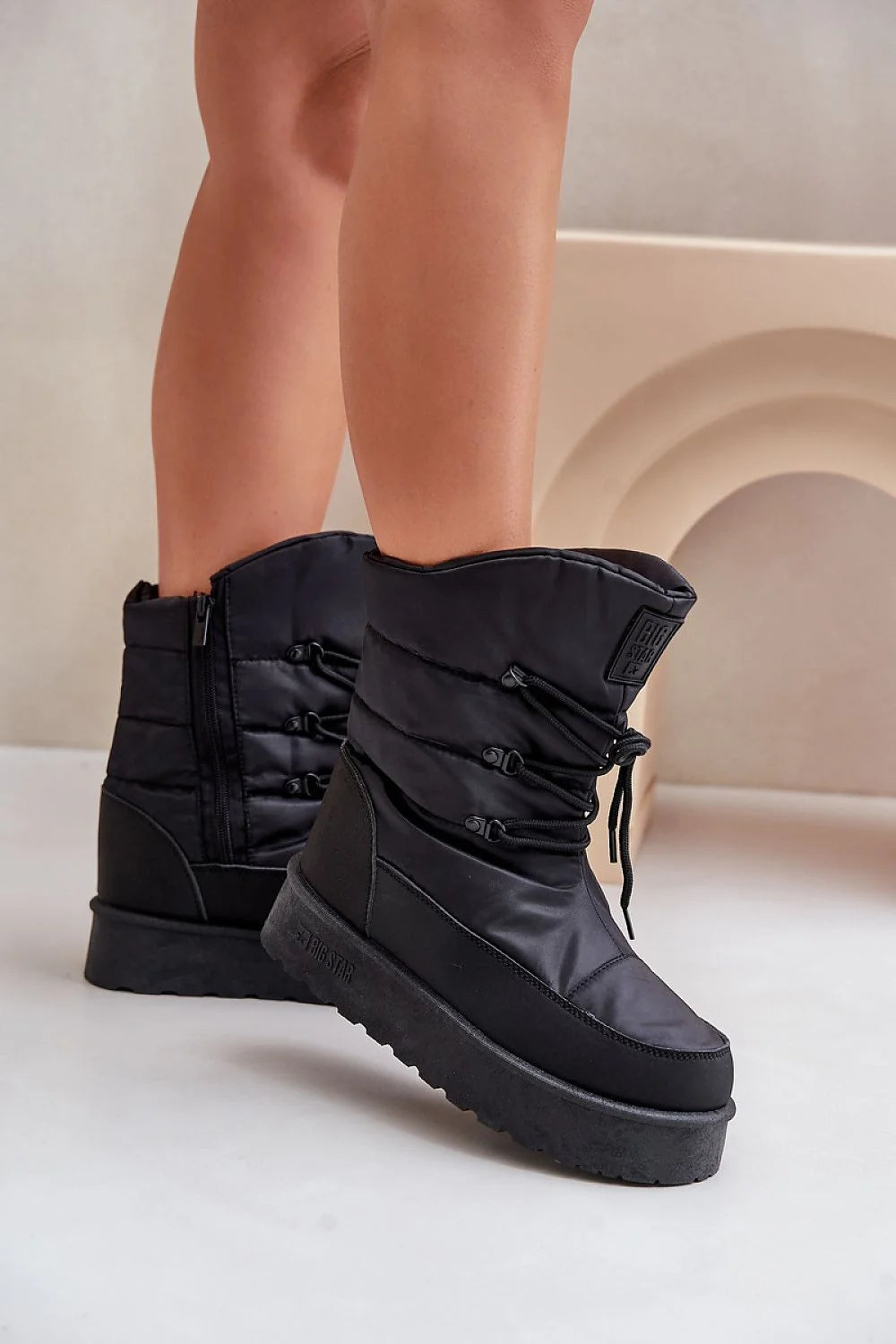 Bottes de neige pour femmes design moderne coupe montante style après-ski urban chic matériau synthétique noir résistant à l'eau semelle caoutchouc épais doublure fourrure intérieure confortable