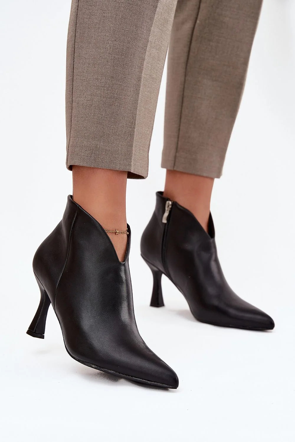 bottines simili cuir femme talon fin huit centimètres bouts pointus fermeture éclair tige asymétrique silhouette affinée look moderne chic polyvalentes