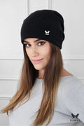Bonnet Kamea pour femme, design moderne, coupe longue ajustée, laine haute qualité, logo discret, finitions soignées, couleur noire classique, accessoire hiver élégant
