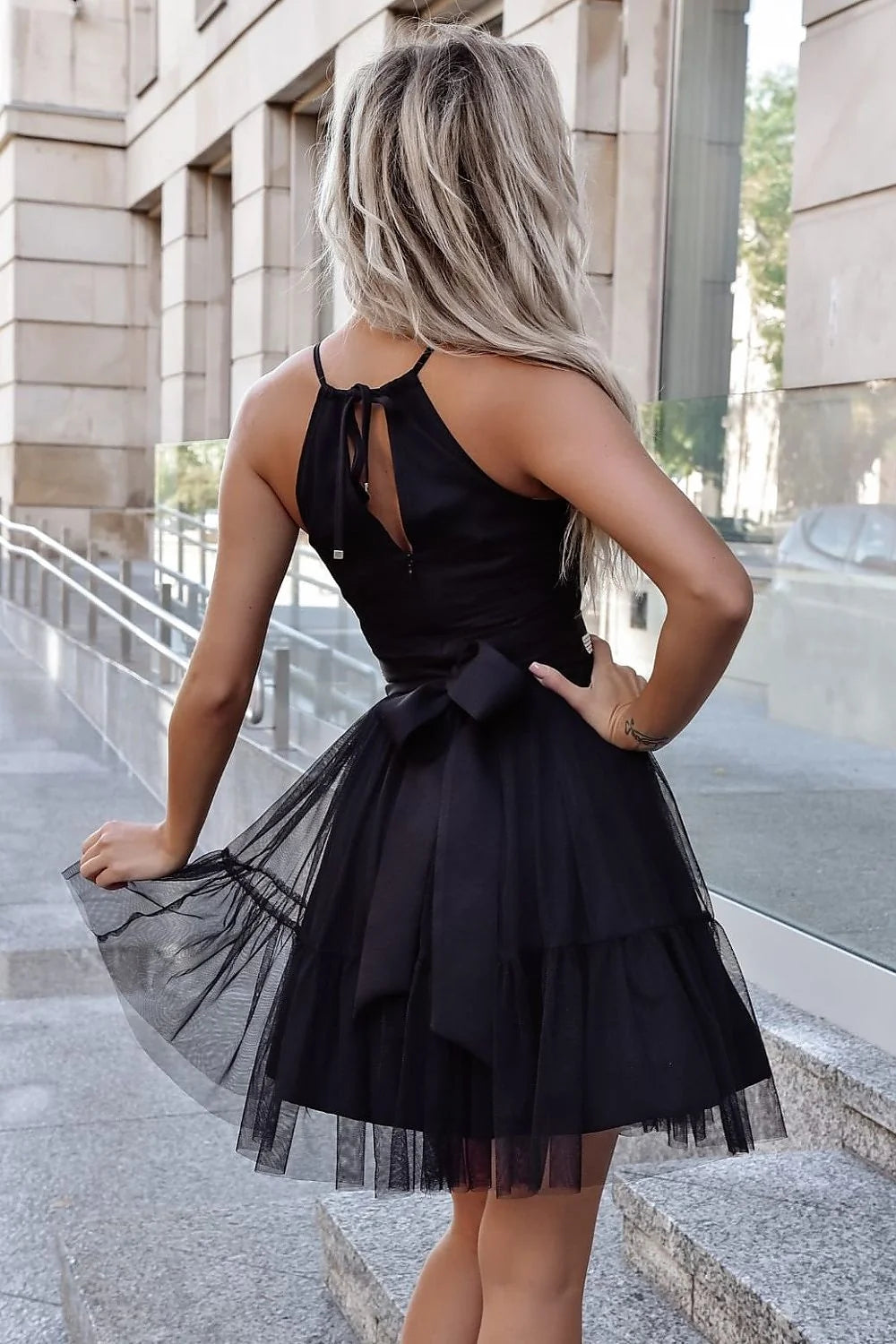 Robe de soirée élégante en tulle noir avec ceinture scintillante et bretelles ajustables pour femme