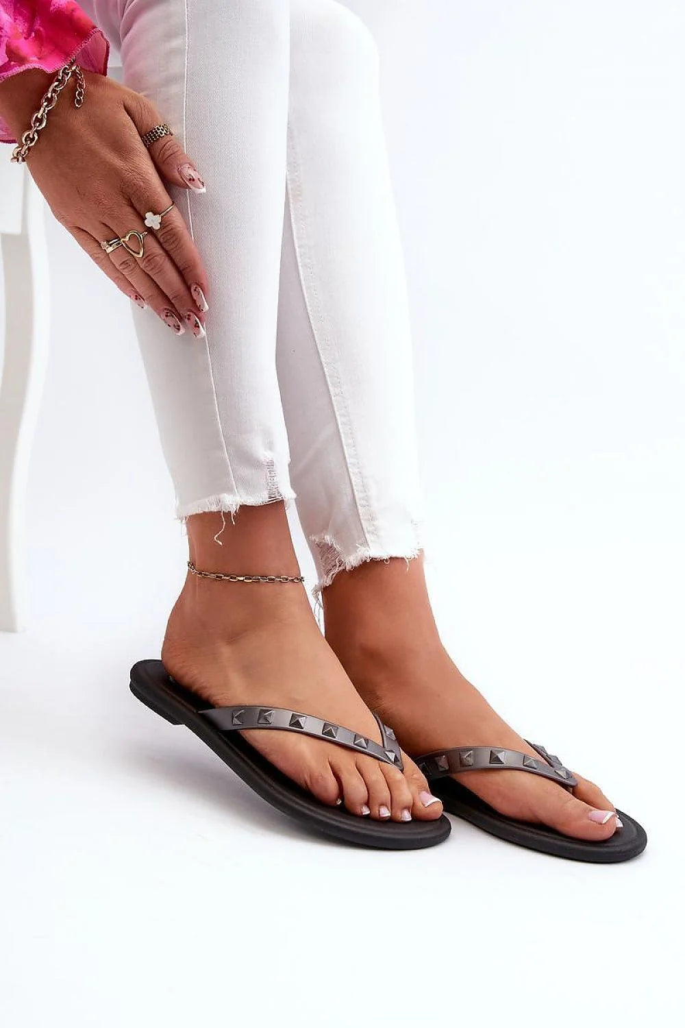 Sandales plates pour femmes style moderne tongs végétaliennes hypoallergéniques semelle plate matériau de haute qualité couleur noire clous métalliques design minimaliste été 2023