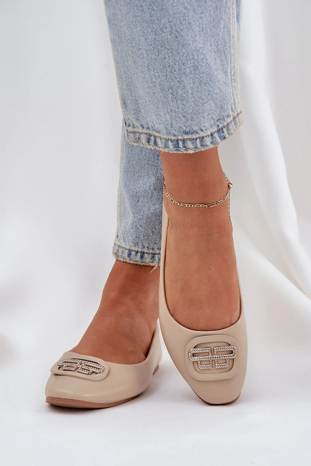 Ballerines en simili cuir beige, style classique, détails métalliques, confort toute la journée, femmes