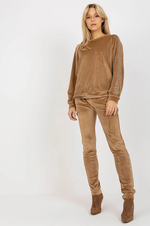 ensemble velours femme sweatshirt oversize pantalon slim camel confortable élégant loungewear chic manches raglan bande géométrique doux élastique chevilles resserrées